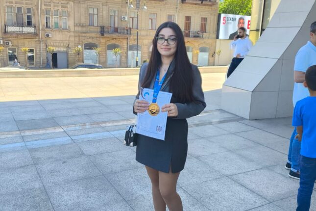 10-cu sinif şagirdi beynəlxalq ingilis dili olimpiadasında qızıl medal qazanıb-FOTO 10-cu sinif şagirdi beynəlxalq ingilis dili olimpiadasında qızıl medal qazanıb-FOTO