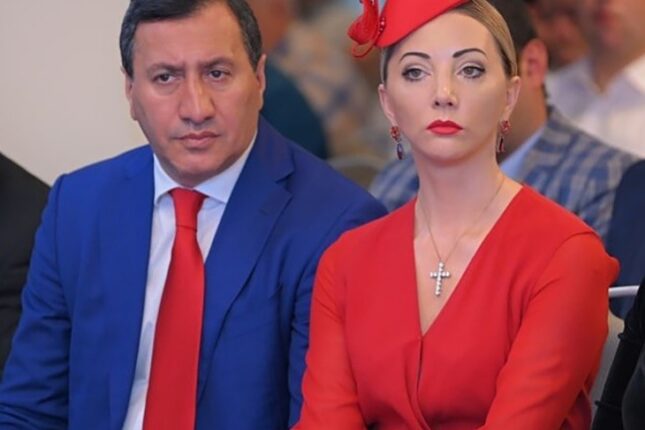 Məşhur milyarder ərindən polisə şikayət etdi Məşhur milyarder ərindən polisə şikayət etdi