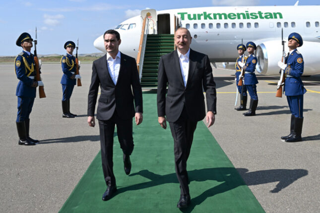 Prezident Sərdar Berdiməhəmmədovu Füzulidə qarşıladı (FOTO) Prezident Sərdar Berdiməhəmmədovu Füzulidə qarşıladı (FOTO)