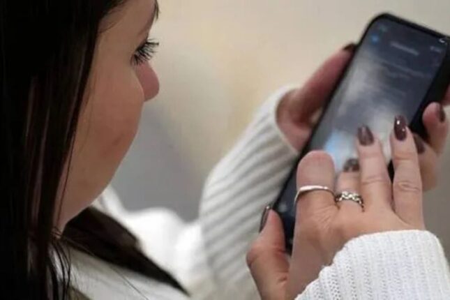 Bakıda kişi telefonuna baxan arvadını döydü