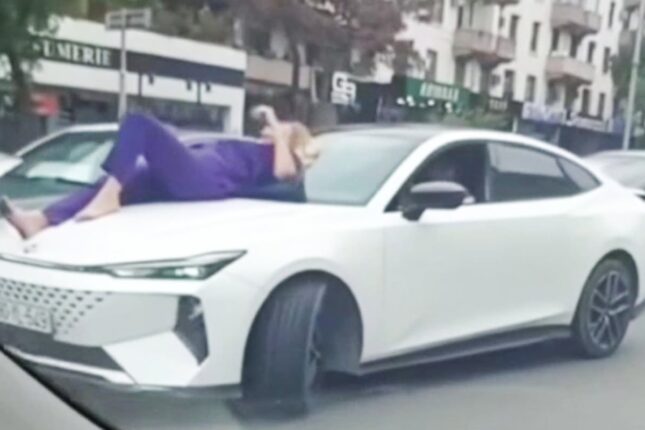 Polisdən avtomobil yolunda qeyri-adekvat hərəkətlər edən qadınla bağlı AÇIQLAMA (VİDEO) Polisdən avtomobil yolunda qeyri-adekvat hərəkətlər edən qadınla bağlı AÇIQLAMA (VİDEO)