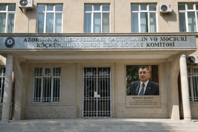 Ev gözləyənlər “Qaçqınkom”dan narazıdır – FOTO Ev gözləyənlər “Qaçqınkom”dan narazıdır – FOTO