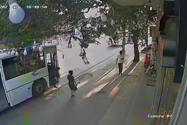 Üstündən avtobus keçən qadının nəvəsi danışdı – Video Üstündən avtobus keçən qadının nəvəsi danışdı – Video