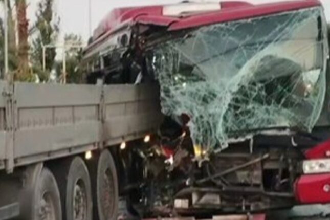 Bakıda marşrut avtobusu yük avtomobilinə çırpıldı – VİDEO