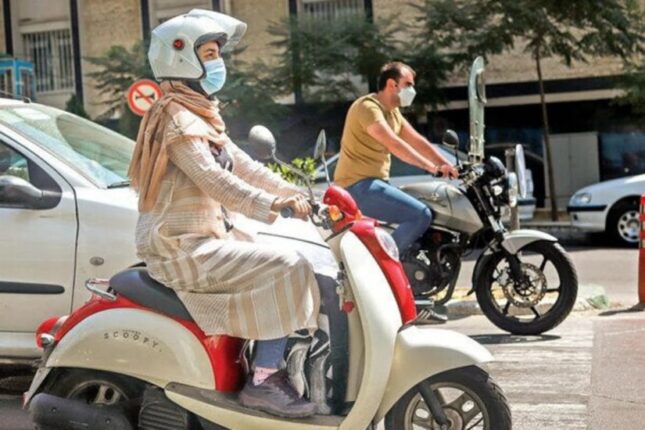 İranda qadınların motosiklet sürməsinə icazə verildi İranda qadınların motosiklet sürməsinə icazə verildi