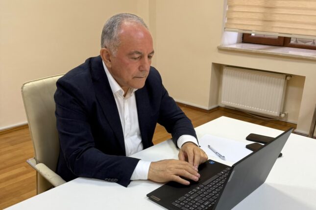 AzTU-da elektron diplomların verilməsinə başlanıldı: Rektor ilk diplomları imzaladı