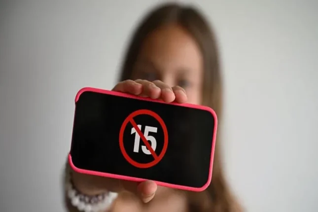 Fransa 15 yaşdan kiçiklər üçün sosial şəbəkələri qadağan edir Fransa 15 yaşdan kiçiklər üçün sosial şəbəkələri qadağan edir
