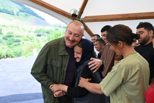 Prezident Kiçik Qaladərəsində sakinlərlə görüşdü – Fotolar