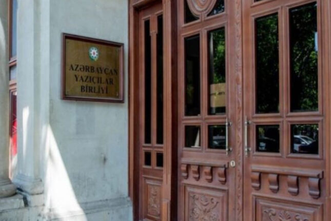 AYB-nin rəsmisi ilə bağlı qalmaqal — Şair haqsızlığa məruz qaldı – FOTO AYB-nin rəsmisi ilə bağlı qalmaqal — Şair haqsızlığa məruz qaldı – FOTO