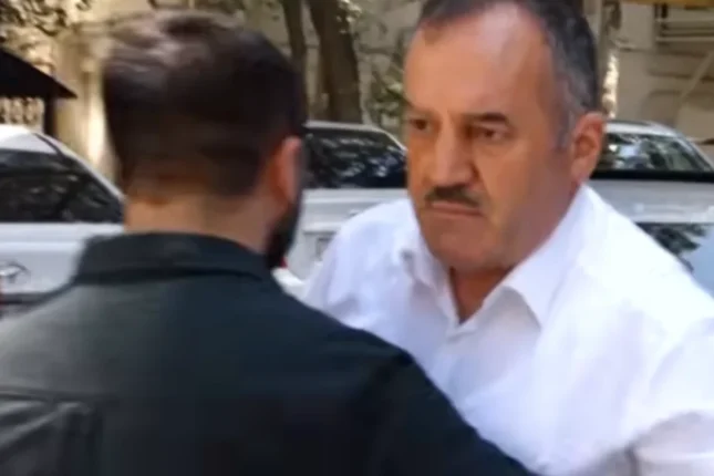 “Bioloji Təbabət”in rəhbəri jurnalistlərə hücum etdi – VİDEO “Bioloji Təbabət”in rəhbəri jurnalistlərə hücum etdi – VİDEO