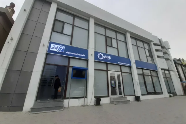 ABB-nin Sumqayıt filialında biabırçılıq – Müştərilər belə SÜRÜNDÜRÜLÜR ABB-nin Sumqayıt filialında biabırçılıq – Müştərilər belə SÜRÜNDÜRÜLÜR