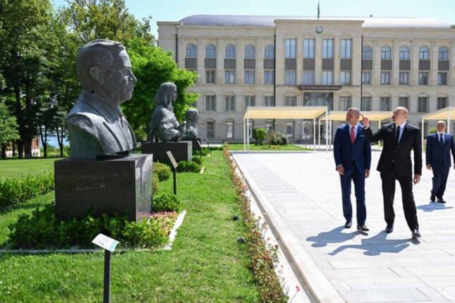 İşğal dövründə güllələnmiş büstlərə baxdılar – Fotolar
