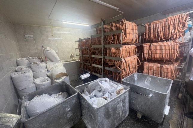 “Azəridad” toyuq kolbasasında tük tapıldı – RƏHBƏRİ CƏZALANDIRILDI (FOTOLAR) “Azəridad” toyuq kolbasasında tük tapıldı – RƏHBƏRİ CƏZALANDIRILDI (FOTOLAR)