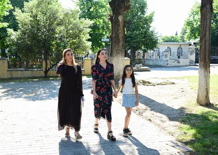 Leyla Əliyeva Şəki şəhərindəki Məhəmməd Füzuli adına parkda – FOTOLAR