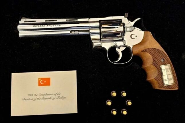 Bu da Ərdoğanın liderlərə hədiyyə etdiyi silah – FOTO