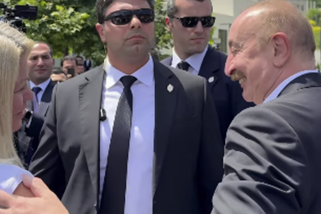 Prezident jurnalisti görüb avtomobildən düşdü – Video Prezident jurnalisti görüb avtomobildən düşdü – Video