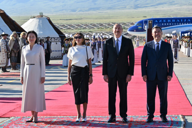 Prezident və xanımını “Yaşa mənim xalqım”la qarşıladılar – Video Prezident və xanımını “Yaşa mənim xalqım”la qarşıladılar – Video