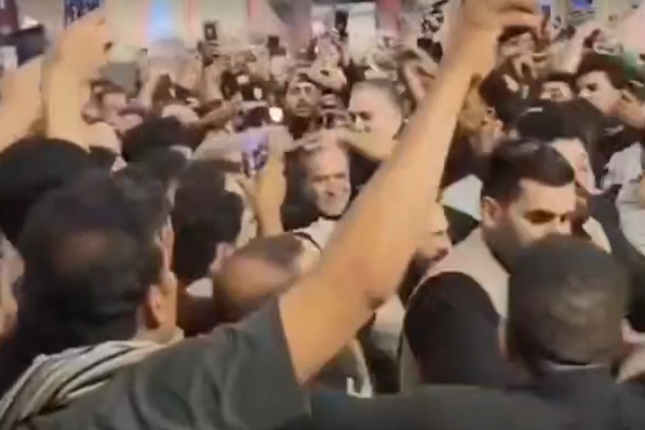 Pezeşkianla Əraqçı izdihamın arasından çətinliklə çıxarıldı – Video
