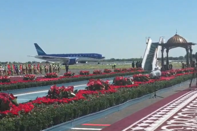 Prezidentin təyyarəsi Buxara aeroportuna endi – Video
