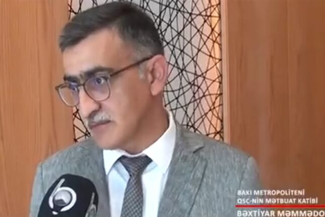 Metropoliten rəsmisi sərnişinlərə çıxış yolu göstərdi – Video Metropoliten rəsmisi sərnişinlərə çıxış yolu göstərdi – Video