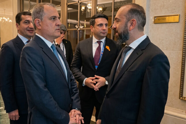 Bayramovla Mirzoyan arasında qısa söhbət olub – Video Bayramovla Mirzoyan arasında qısa söhbət olub – Video