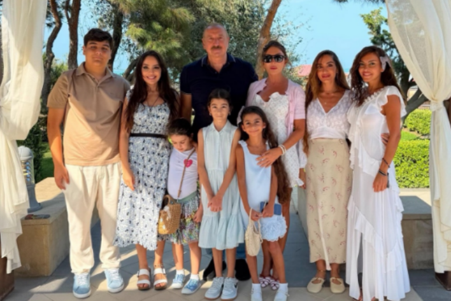 Prezident ailəsinin səmimi – Fotosu Prezident ailəsinin səmimi – Fotosu