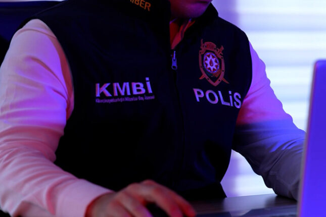 Kiberpolis əməliyyat keçirdi: Xarici saytları ələ keçirən şəxslər tutuldu (VİDEO) Kiberpolis əməliyyat keçirdi: Xarici saytları ələ keçirən şəxslər tutuldu (VİDEO)