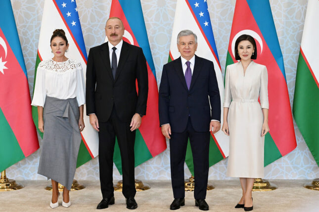 Prezidentlər və birinci xanımlar “Kuksaroy”da birgə foto çəkdirdilər – Video Prezidentlər və birinci xanımlar “Kuksaroy”da birgə foto çəkdirdilər – Video