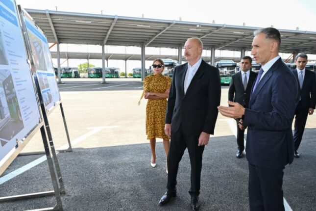 Prezident İlham Əliyev Naxçıvanda elektrik mühərrikli yeni avtobuslara baxıb Prezident İlham Əliyev Naxçıvanda elektrik mühərrikli yeni avtobuslara baxıb