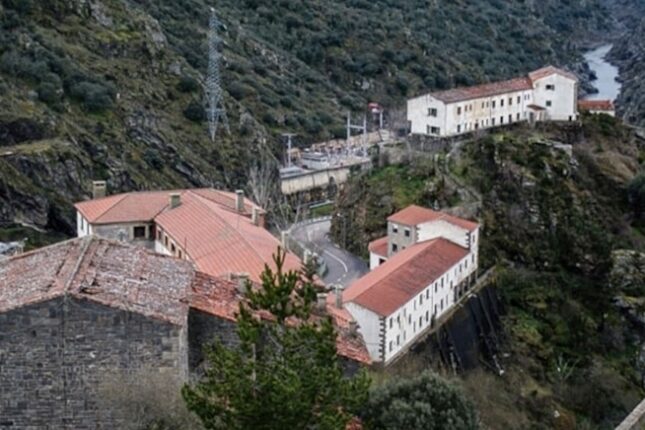 Bakıda bir evin qiymətinə İspaniyada bütöv kənd satılır Bakıda bir evin qiymətinə İspaniyada bütöv kənd satılır
