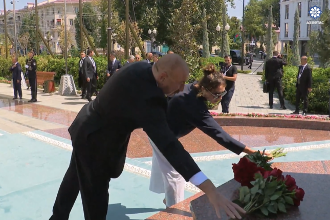 Prezidentlə xanımı Ümummilli Liderin barelyefi önünə gül dəstələri qoydular – Video