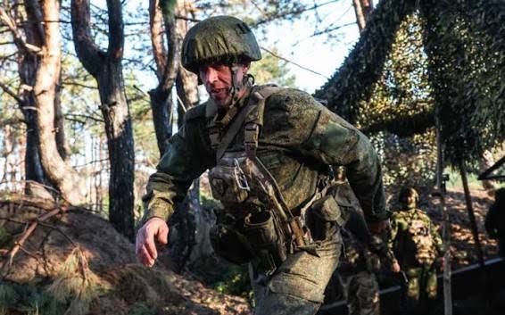 Rus ordusunda rəzalət: əsgərə qadın paltarı geyindirildi