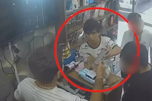 Yeniyetmənin “iPhone”unu əlindən alıb 20 Yanvarda satdı – Video Yeniyetmənin “iPhone”unu əlindən alıb 20 Yanvarda satdı – Video
