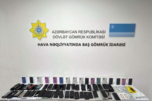 İstanbuldan Bakıya gələn çamadanda bəyan edilməyən 17 telefon aşkarlandı İstanbuldan Bakıya gələn çamadanda bəyan edilməyən 17 telefon aşkarlandı