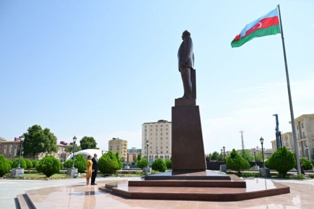 Prezident İlham Əliyev Ümummilli Lider Heydər Əliyevin Naxçıvan şəhərindəki abidəsini ziyarət edib – FOTO – VİDEO Prezident İlham Əliyev Ümummilli Lider Heydər Əliyevin Naxçıvan şəhərindəki abidəsini ziyarət edib – FOTO – VİDEO