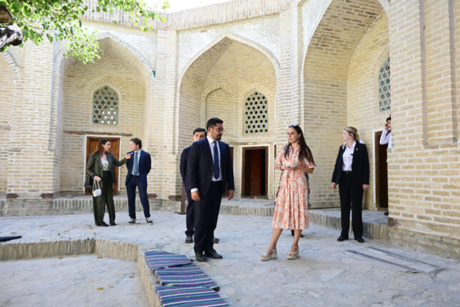 Leyla Əliyeva ilk Buxara Biennalesinin əsərləri ilə tanış oldu – Fotolar