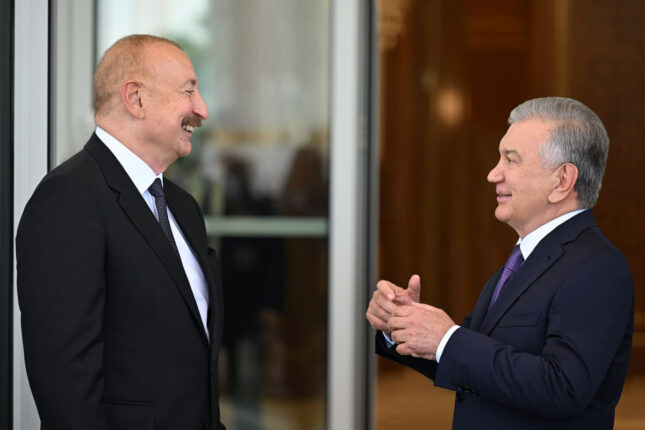 Prezident Daşkənddə Müstəqillik abidəsini ziyarət etdi – Video