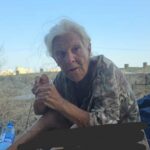 kucede-qalan-yasli-qadin-qizini-axtarir-8211-foto