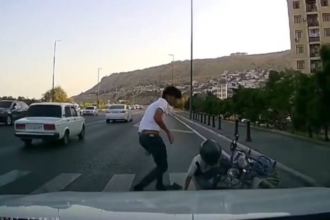 Bakıda motosikletçi qaydanı pozdu – Ağır qəza ola bilərdi(VİDEO) Bakıda motosikletçi qaydanı pozdu – Ağır qəza ola bilərdi(VİDEO)
