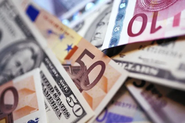 Dollar almaq istəyənlərin NƏZƏRİNƏ Dollar almaq istəyənlərin NƏZƏRİNƏ