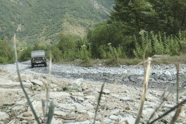 Girişi pullu edilən İlisu şəlaləsinə qalxan yol bərbad vəziyyətdədir – (Video) Girişi pullu edilən İlisu şəlaləsinə qalxan yol bərbad vəziyyətdədir – (Video)