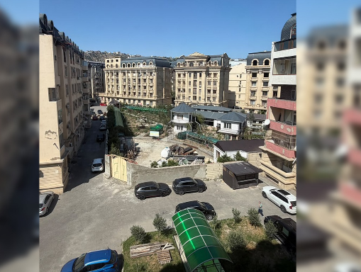 “Bəy Mamed” yaşayış kompleksinin həyətini hasarlayıb özünə villa tikdirir” – Fotolar “Bəy Mamed” yaşayış kompleksinin həyətini hasarlayıb özünə villa tikdirir” – Fotolar