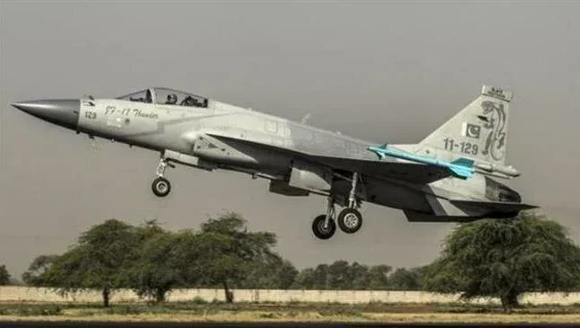 Pakistan qırıcıları Əfqanıstana zərbə endirdi Pakistan qırıcıları Əfqanıstana zərbə endirdi