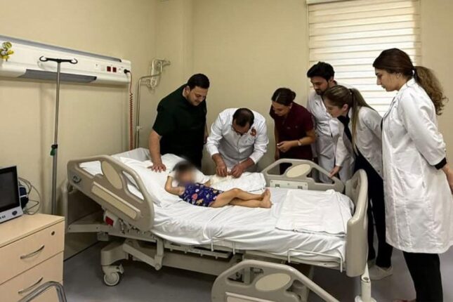 3 yaşlı uşağın əli ət çəkən maşında qaldı – Foto