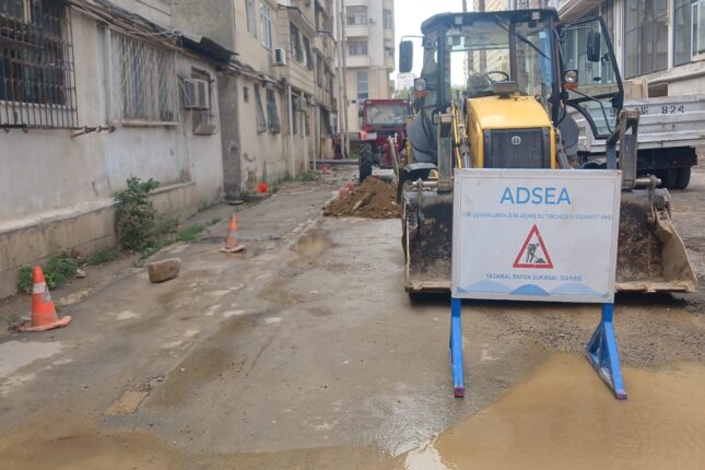 Bakıda içməli su xəttində qəza – Əraziyə texnika cəlb edildi Bakıda içməli su xəttində qəza – Əraziyə texnika cəlb edildi