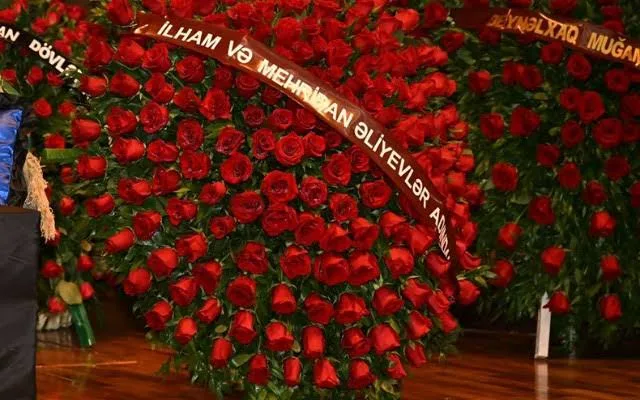 Prezident və xanımı Şarovskinin vida mərasiminə əklil göndəriblər Prezident və xanımı Şarovskinin vida mərasiminə əklil göndəriblər