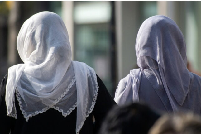 Məktəblərdə baş örtüsü qadağan edilir? – AÇIQLAMA