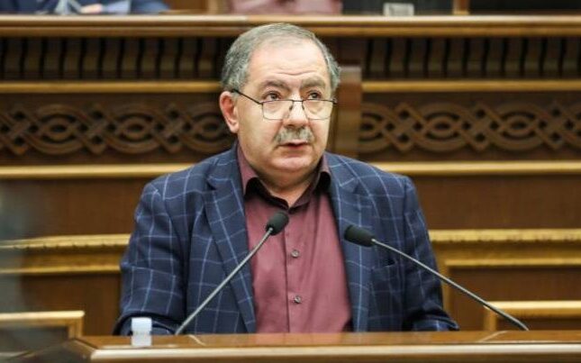 Erməni deputatdan təklif: “10 nəfərlik heyətlə Bakıya gedək”