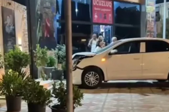 Avtomobil şəhid abidəsinə çırpıldı – Video