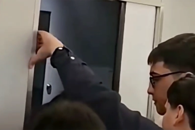 Sərnişinlər qatarda da dayanmağa yer tapmır – Video Sərnişinlər qatarda da dayanmağa yer tapmır – Video